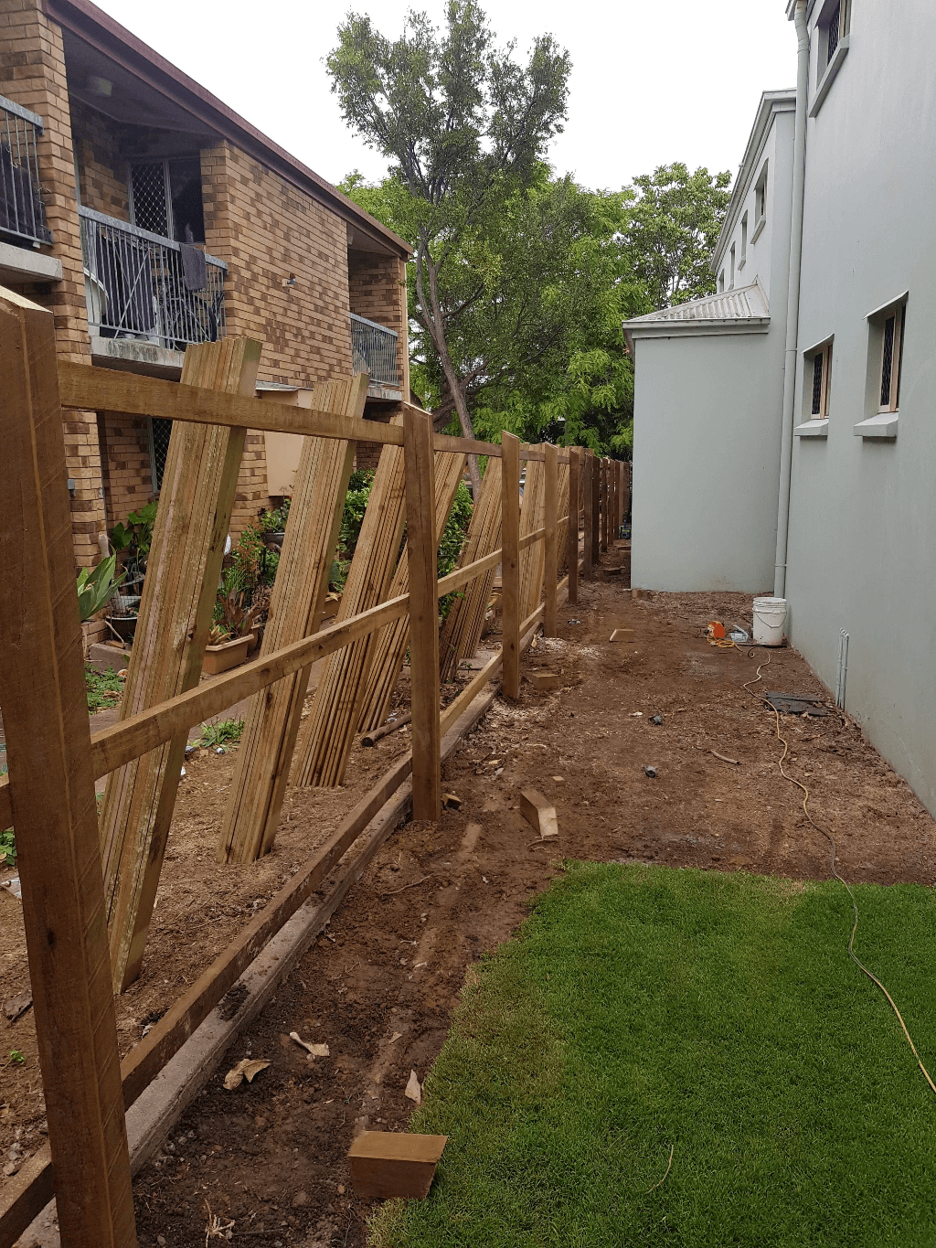 completed strata building maintenance in Brisbane view of wooden fence frame and planks grounds maintenance between strata complexes in Brisbane